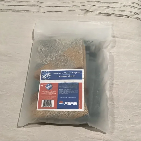 🔵 Vintage & NEW - Pepsi “Pinup Girl” Throw Blanket Afghan - Dated 2000 Last One - Picture 9 of 11